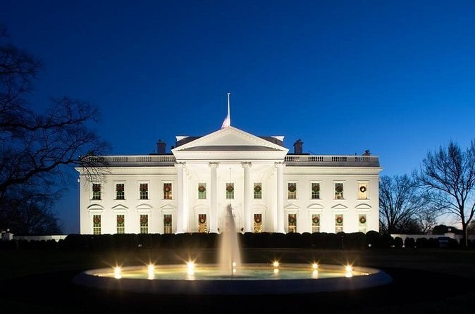 The White House's north front and its fountain, lit up at night